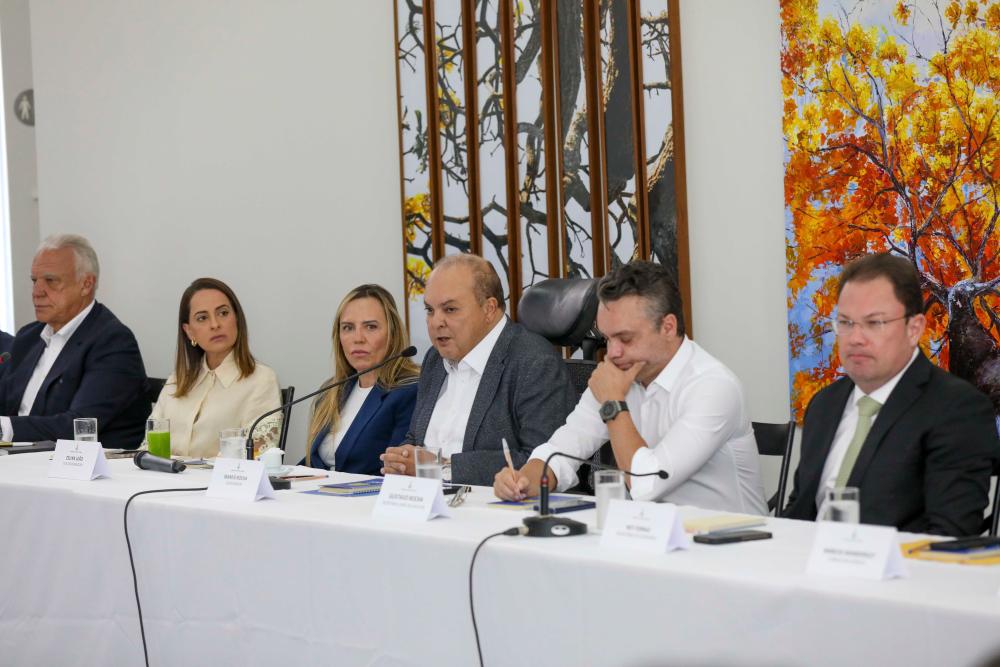 Capa da notícia: Governador define prioridades para o segundo semestre em reunião com secretários e presidentes de empresas